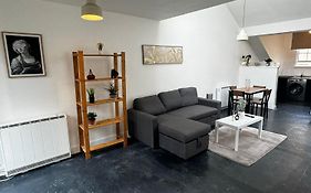Victoria Street View Flat In Edinburgh Eb10